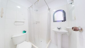 A modern bathroom with a toilet, shower, and sink. - Ayenda Ambeima (Ibagué)