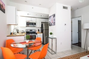 Frigorifero, microonde, forno, piano cottura