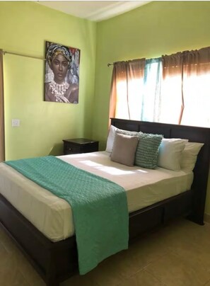 2 dormitorios, caja fuerte, escritorio y tabla de planchar con plancha