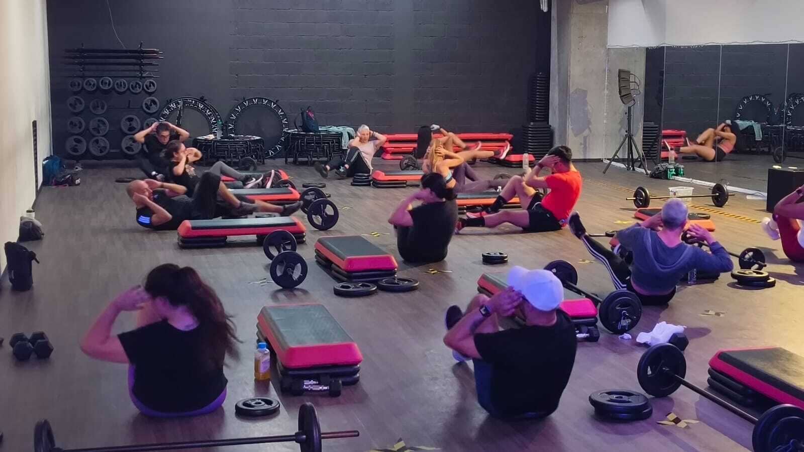 Una palestra con diverse attrezzature per esercizi e tappetini.