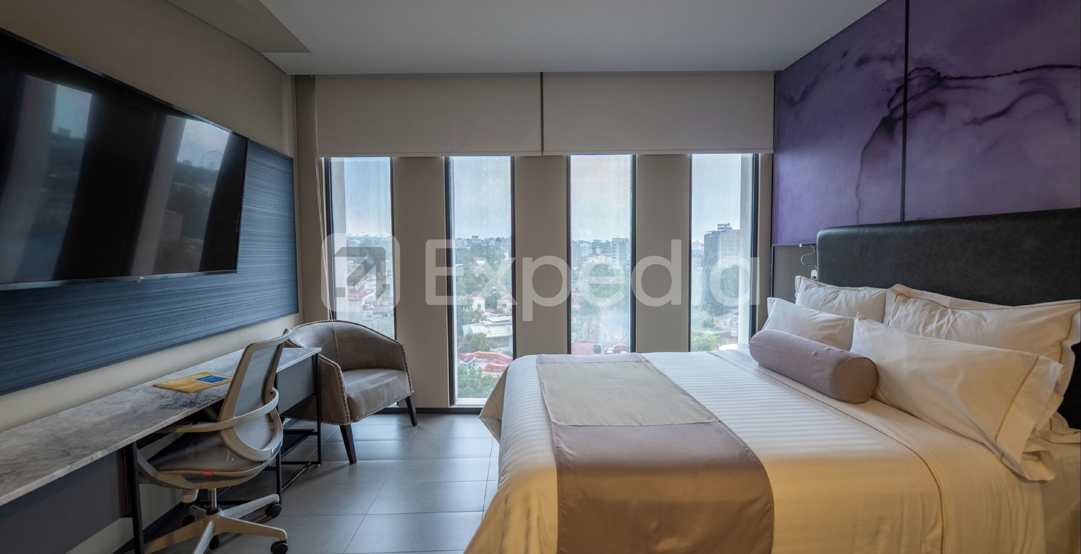 Kamar, 1 Tempat Tidur Queen, dapur kecil, pemandangan kota | Seprai premium, selimut bulu angsa, brankas, dan meja kerja