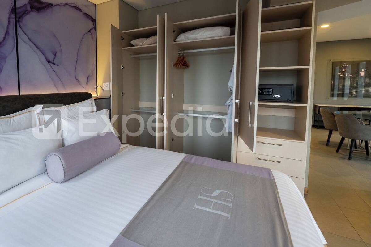 Junior kamer, 1 queensize bed, kitchenette, uitzicht op de stad | Luxe beddengoed, donsdekens, een kluis op de kamer, een bureau