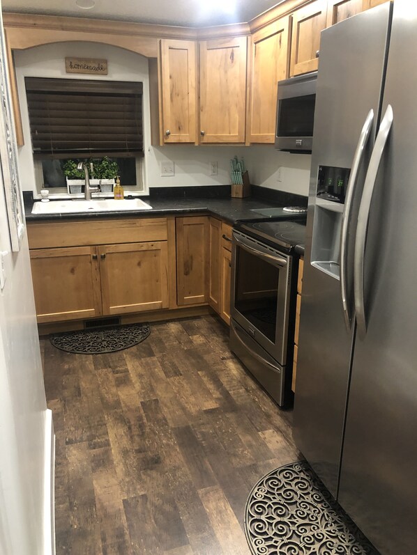 Frigorífico, microondas, horno y placa de cocina