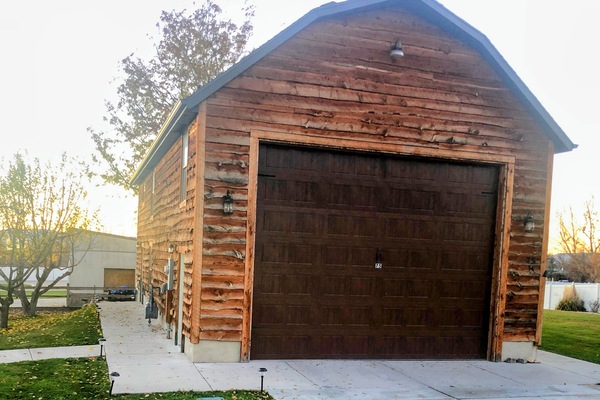 You have arrived to the Rustic Bunglow Barn. This is the driveway to park in.