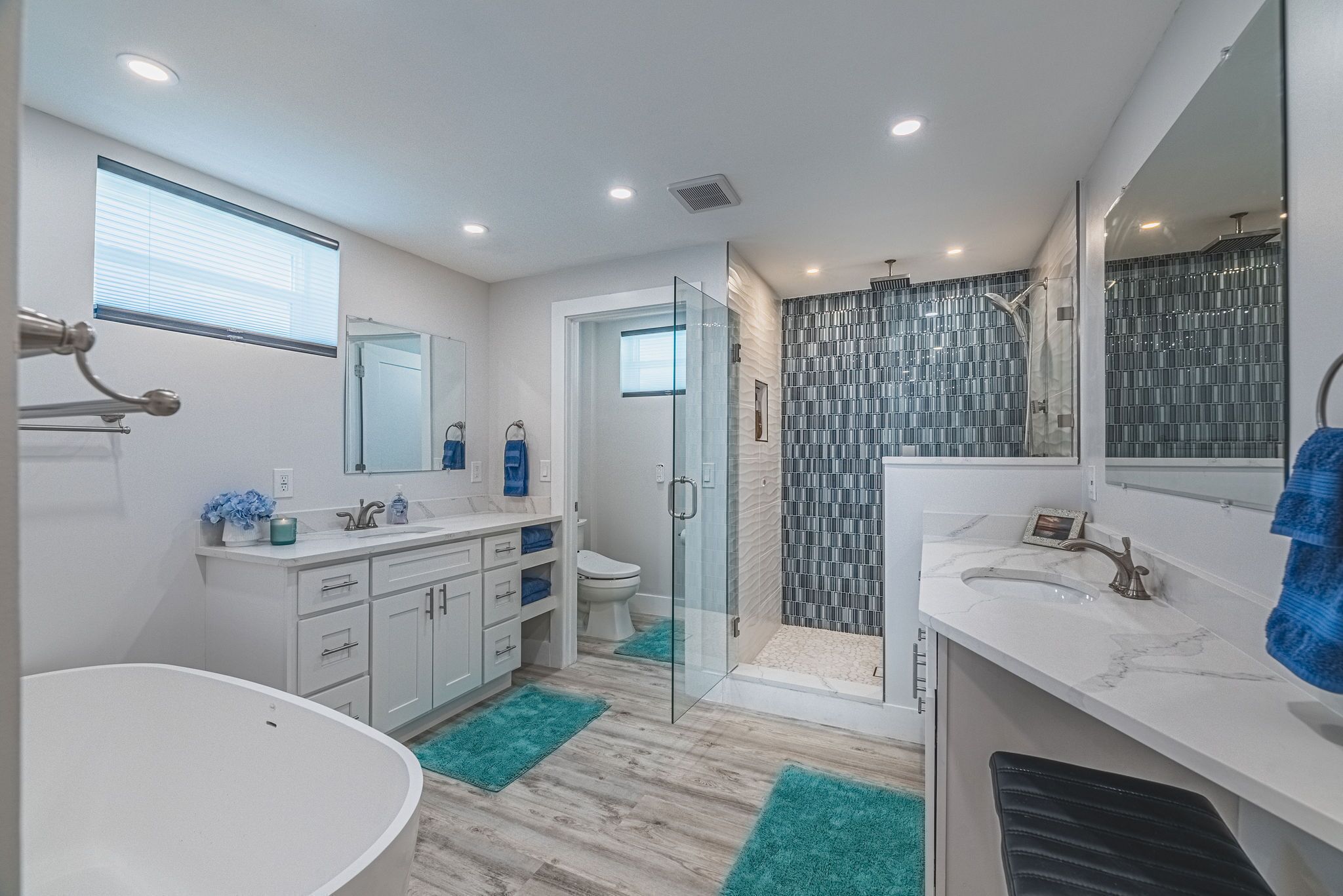 Bathtub, hair dryer, bidet, towels