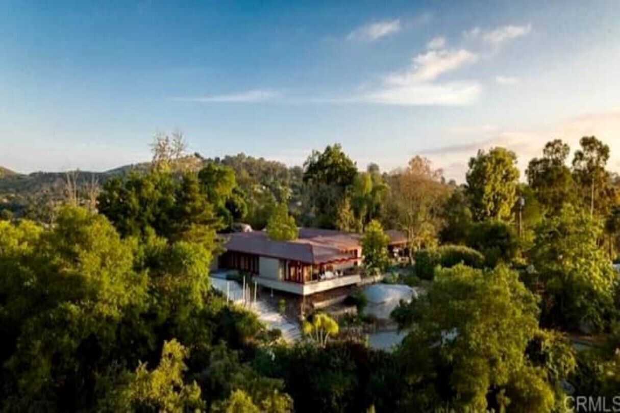 Hilltop Retreat, Private Hiking Trails, Main House + 2 Vills, Open Views