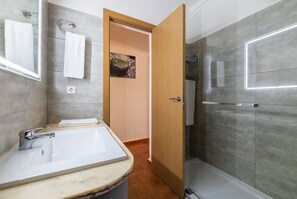 Shower, hair dryer, soap, shampoo - #065 Zulmira Flat by Home Holidays (Albufeira)