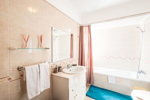 Bathtub, hair dryer, soap, shampoo - #068 T1 Salgados by Home Holidays (Albufeira)