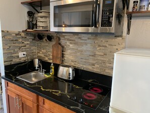 Réfrigérateur, four à micro-ondes, surface de cuisson, grille-pain