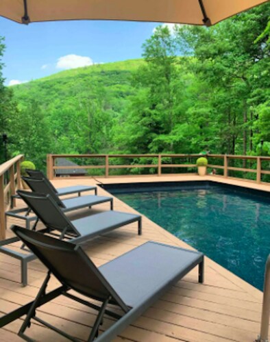 Cozy 4br Retreat, Fire-pit, Hot-Tub, Hiking- Seasonal Heated/Saltwater Pool