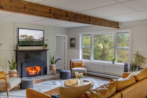 4 Bed Catskill Mountain Retreat: Fire Pit, Hot Tub, 10min to Belleayre