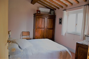 2 bedrooms, desk, iron/ironing board, WiFi