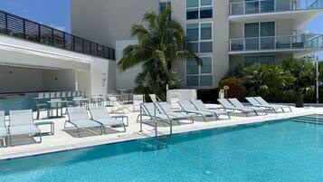 2 piscines extérieures, chaises longues