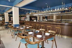 Daily full breakfast for a fee - TIFFANY HOUSE CONDOMINIUM (Fort Lauderdale)