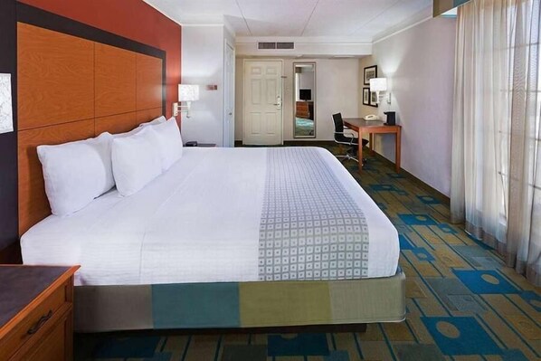 Tabla de planchar con plancha, wifi gratis y ropa de cama