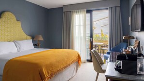 Premium bedding, pillowtop beds, desk, laptop workspace - Oyster House (Swansea)
