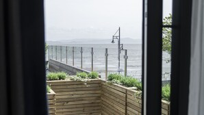 Premium bedding, pillowtop beds, desk, laptop workspace - Oyster House (Swansea)