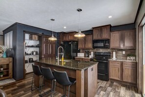 Kjøleskap og kokeplater