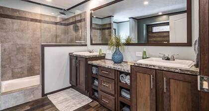 DURAND WOODED RETREAT | GAME ROOM | WALKING TRAIL