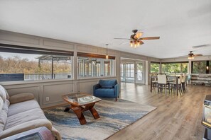 Smart TV - Waterfront Retreat. Cozy Full Kitchen Sleeps 11 (Anderson)