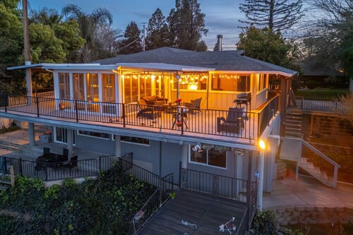 Waterfront Retreat. Cozy Full Kitchen Sleeps 11