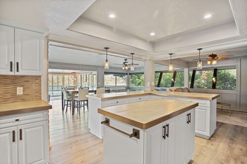 Waterfront Retreat. Cozy Full Kitchen Sleeps 11