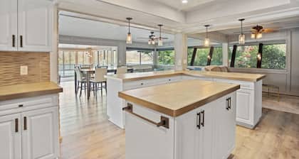 Waterfront Retreat. Cozy Full Kitchen Sleeps 11
