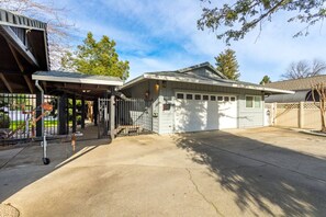 Exterior - Waterfront Retreat. Cozy Full Kitchen Sleeps 11 (Anderson)