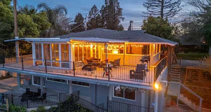 Waterfront Retreat. Cozy Full Kitchen Sleeps 11