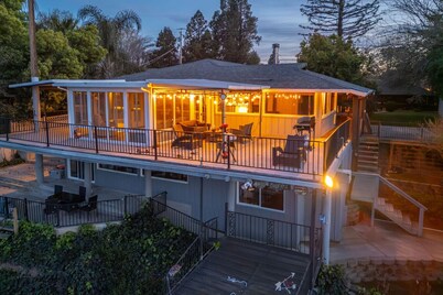 Waterfront Retreat. Cozy Full Kitchen Sleeps 11