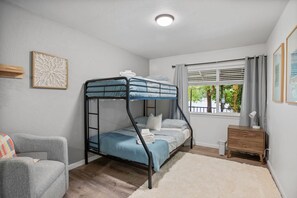 Desk, iron/ironing board, free WiFi, bed sheets - Waterfront Retreat. Cozy Full Kitchen Sleeps 11 (Anderson)