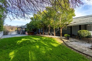 Property grounds - Waterfront Retreat. Cozy Full Kitchen Sleeps 11 (Anderson)