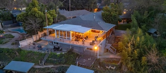 Waterfront Retreat. Cozy Full Kitchen Sleeps 11
