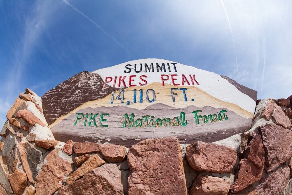 Señalización de Summit Pikes Peak, 14.110 pies, y del Bosque Nacional Pikes.