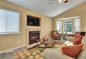 Smart TV, fireplace - 4 BED/2 BATH; Sleeps 10! CO Springs- fenced yard, pets w/fee, Great for Families (Colorado Springs)