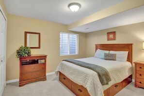 4 bedrooms, iron/ironing board, travel crib, free WiFi - 4 BED/2 BATH; Sleeps 10! CO Springs- fenced yard, pets w/fee, Great for Families (Colorado Springs)