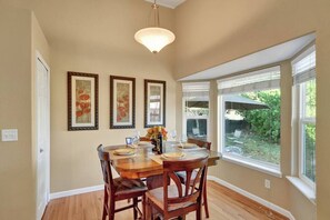 Dining - 4 BED/2 BATH; Sleeps 10! CO Springs- fenced yard, pets w/fee, Great for Families (Colorado Springs)