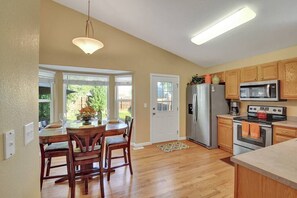 Kylskåp, mikrovågsugn, ugn och spishäll