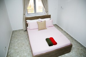 2 室のベッドルーム、デスク、WiFi (無料)、ベッドシーツ