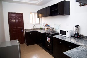 Kjøleskap, mikrobølgeovn, ovn og kokeplater