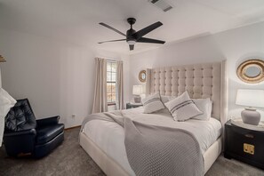 4 bedrooms, iron/ironing board, travel crib, free WiFi - 4Bdrm Walk to Beach Firepit Ping Pong Texoma (Kingston)