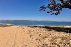 Beach nearby - 4Bdrm Walk to Beach Firepit Ping Pong Texoma (Kingston)