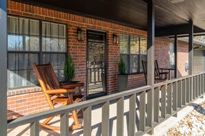 Terrace/patio - 4Bdrm Walk to Beach Firepit Ping Pong Texoma (Kingston)