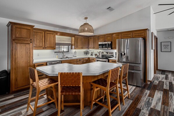 Fridge, microwave, oven, stovetop - 4Bdrm Walk to Beach Firepit Ping Pong Texoma (Kingston)