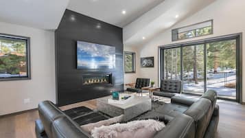 TV connectée, cheminée, jeux vidéo, lecteur de DVD