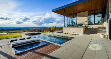 Out of this world LA inspired home near Thornbury with studio! 6bdrm 6bath!
