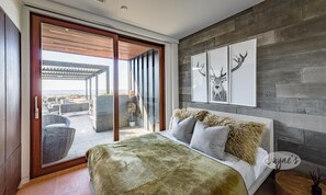 6 bedrooms, desk, iron/ironing board, free WiFi