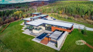 Exterior - Out of this world LA inspired home near Thornbury with studio! 6bdrm 6bath! (Clarksburg)