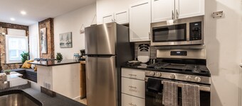 ❤️Cozy Townhome on Carey with Private Deck Space ❤️