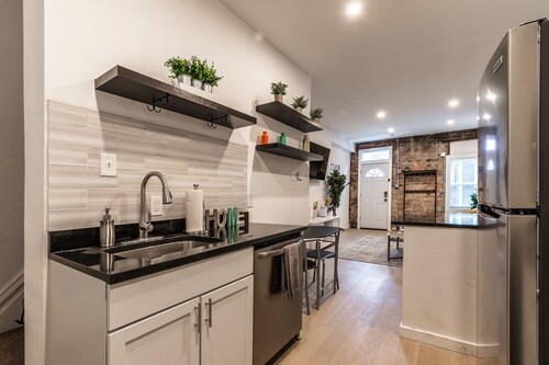 ❤️Cozy Townhome on Carey with Private Deck Space ❤️